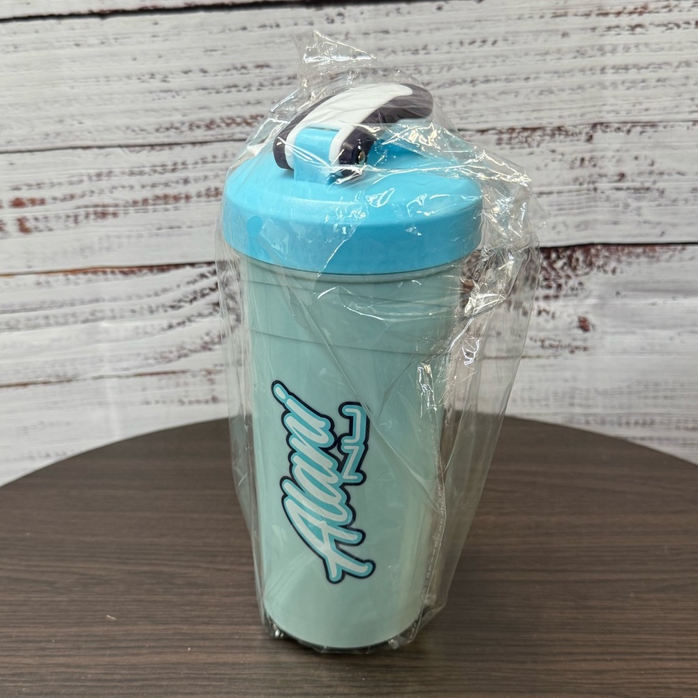 Alani Nu - Shake Bottle 20 oz (Blue/Blue Lid)